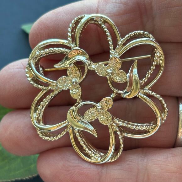 Vintage Sarah Coventry "Fleurette" Gold Tone Floral Swirl Brooch - Picture 3 of 5
